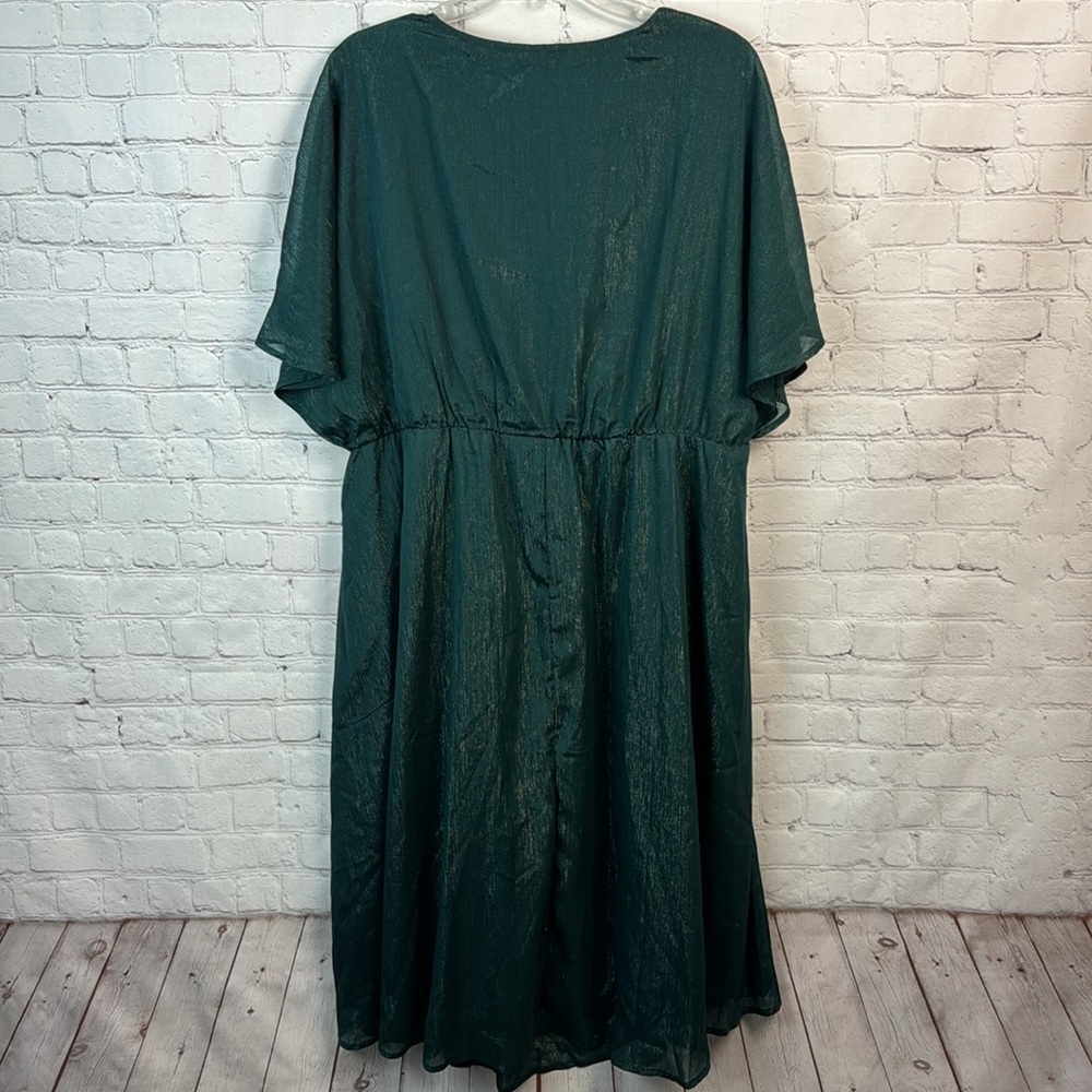 Women's Emerald Green V-Neck Wrap Midi Dress - Picture 6 of 6
